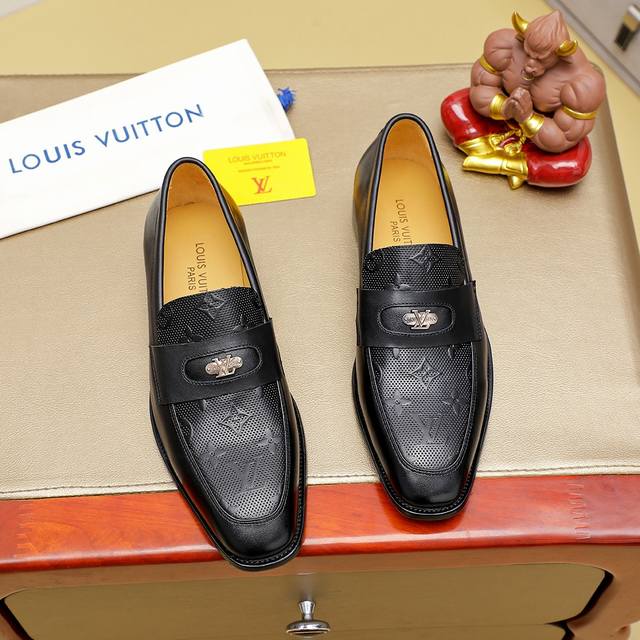 工厂价 Louis Vuitton 路易威登 新款官网爆款！原版一比一复刻，那种沉稳内涵儒雅的品味无法言喻的开启时尚鞋履的旅程从容应对各种场合！大牌的气势不言而